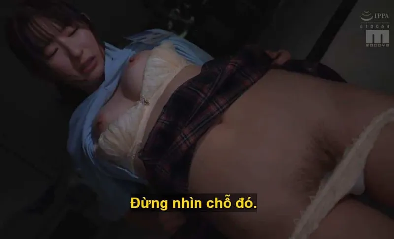 Ông chủ lập mưu quan hệ với cô nhân viên kiêu kỳ lười nhác, suốt ngày bận rộn chat chit cùng người yêu.